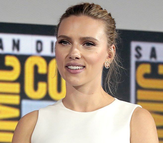 Scarlett Johansson Height, Weight, Body Measurements, Eye Color