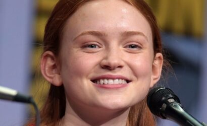 823px-Sadie_Sink_(36214027485)_(cropped)