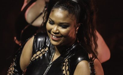 Lizzo_-_Palace_Theatre_-_St._Paul_(42090458422)